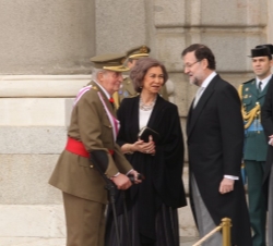 Sus Majestades los Reyes conversan con el presidente del Gobierno, Mariano Rajoy Brey